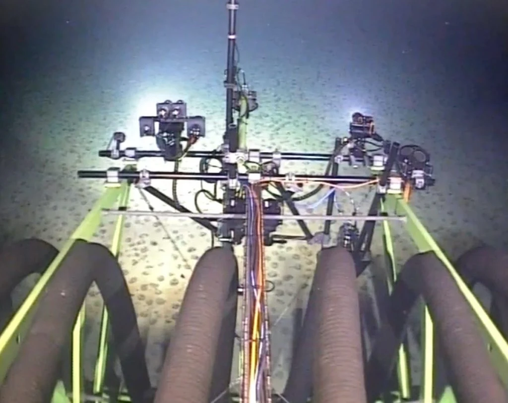 Robot Patania II na dnie oceanu. Robot Patania II na dnie oceanu.