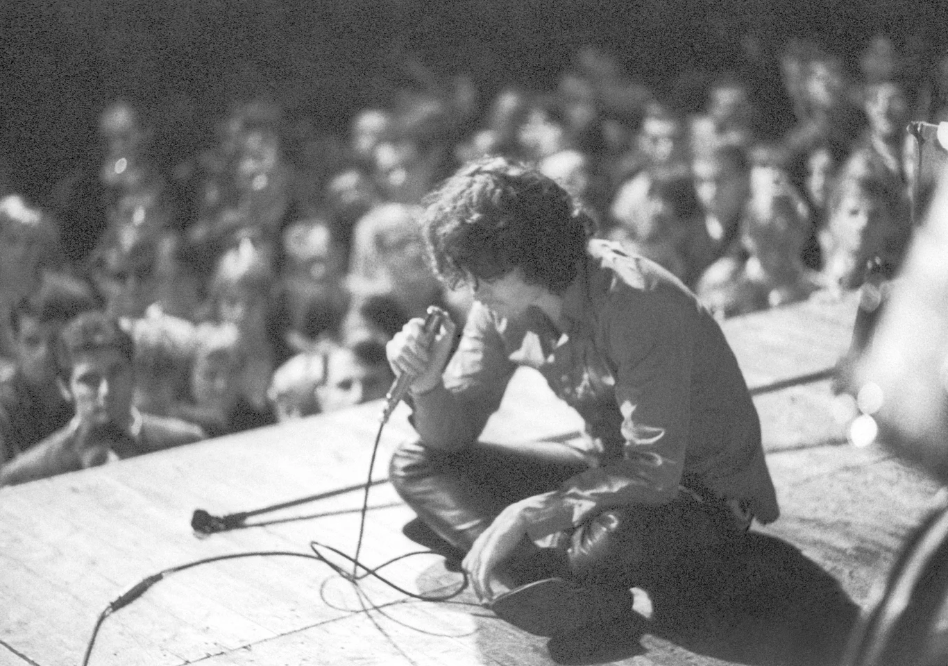 Jim Morrison w połowie lat 60. coraz bardziej pogrążał się w nałogach. Ray Manzarek wspominał, że wokalista przez kilka miesięcy żywił się fasolą w puszce i LSD. Nadużywanie alkoholu miało z kolei wpływ na zachowania sceniczne frontmana. "Jim był jak doktor Jekyll i Mr. Hyde. Kiedy był trzeźwy, był zrównoważonym erudytą i typem przyjacielskiego kolesia... Po prostu Mr. America. Kiedy zaczynał pić, na początku był w porządku, ale nagle zmieniał się w maniaka" - opowiadał Paul Rothchild, producent pierwszych pięciu płyt The Doors. Pod koniec 1970 roku podczas koncertu w Nowym Orleanie wokalista przeszedł załamanie. W pewnym momencie wręcz odmówił występu. Perkusista John Densmore w swojej biografii "Riders on the Storm" napisał, że po koncercie doszło do spotkania z Robbie Kriegerem i Rayem Manzarkiem, podczas którego zapadła decyzja o zakończeniu występów na żywo. Na zdjęciu Jim Morrison w 1968 r.