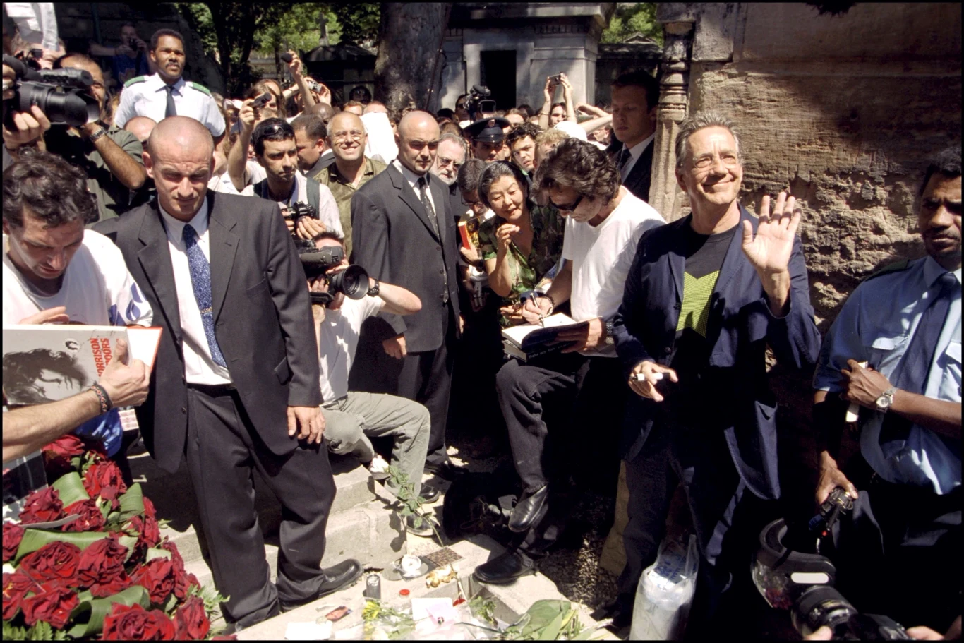 Na grobie wokalisty znalazły się następujące informacje: lata urodzin i śmierci (1943 - 1971), imię i nazwisko (James Douglas Morrison) oraz inskrypcja w języku greckim - KATA TON DAIMONA EAUTOU ("przeciwko demonowi w tobie"). Na zdjęciu Ray Manzarek (współzałożyciel The Doors) na grobie wokalisty w 30. rocznicę jego śmierci - 3 lipca 2001 r.