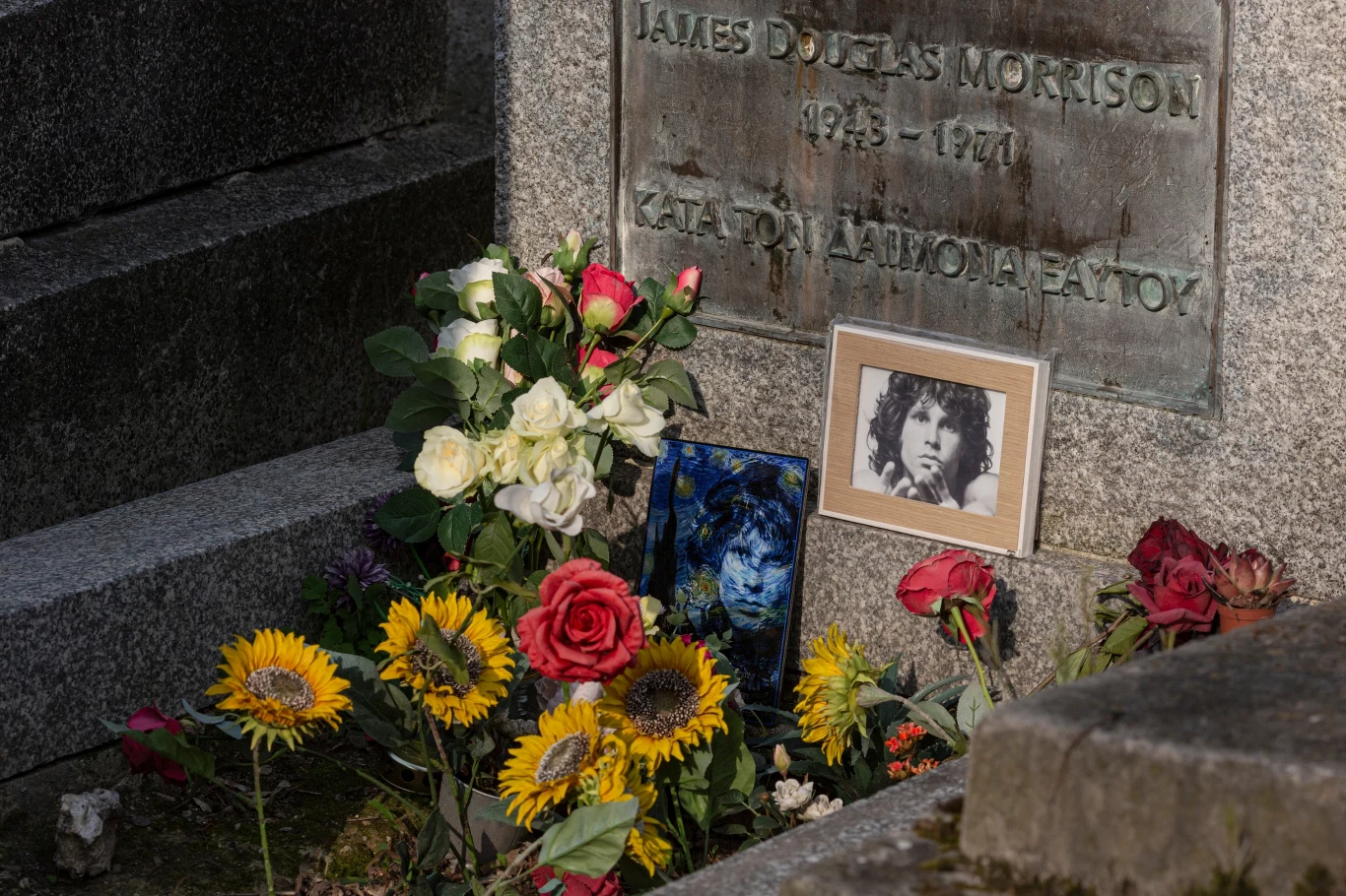 W niektórych źródłach pojawiły się informacje o tym, że Jim Morrison przed śmiercią zażył po raz pierwszy heroinę. Menedżer The Doors Danny Sugerman w autobiografii "Wonderland Avenue" wspomina spotkanie z Pamelą Courson po jej powrocie do Stanów Zjednoczonych. Wówczas partnerka wokalisty miała przyznać, że przyczyną śmierci było przedawkowanie heroiny (Morrison miał być ponoć przekonany, że była to kokaina). Sugerman jednak zaznacza, że uzależniona od narkotyków Courson podawała kilka różnych wersji śmierci Jima, łącznie z tym, że sama zabiła swego partnera. Wśród licznych teorii spiskowych jest taka, że śmierć Pam Courson w 1974 roku z powodu przedawkowania narkotyków nie była przypadkiem. Partnerka Jima Morrisona mogła coś wiedzieć na temat jego śmierci, lecz bała się o tym mówić, dlatego na wszelki wypadek musiała zostać usunięta. Tajemnicza śmierć Jima Morrisona sprawiła, że wielu wciąż wierzy, że "Król Jaszczur" spełnił swoje marzenie o sfingowaniu zgonu i zaczęcia wszystkiego od nowa (tak jak wspomniany poeta Arthur Rimbaud). Miał się on kontaktować z własnym biurem jako Mr. Mojo Risin' (anagram nazwiska Jim Morrison). Grób Jima Morrisona na cmentarzu Père Lachaise 17 kwietnia 2021 r. Jest to najczęściej odwiedzana nekropolia na świecie (3,5 mln osób).