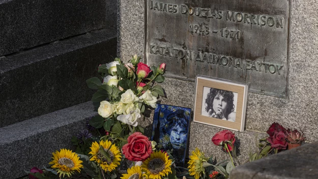 W niektórych źródłach pojawiły się informacje o tym, że Jim Morrison przed śmiercią zażył po raz pierwszy heroinę. Menedżer The Doors Danny Sugerman w autobiografii "Wonderland Avenue" wspomina spotkanie z Pamelą Courson po jej powrocie do Stanów Zjednoczonych. Wówczas partnerka wokalisty miała przyznać, że przyczyną śmierci było przedawkowanie heroiny (Morrison miał być ponoć przekonany, że była to kokaina).

Sugerman jednak zaznacza, że uzależniona od narkotyków Courson podawała kilka różnych wersji śmierci Jima, łącznie z tym, że sama zabiła swego partnera.

Wśród licznych teorii spiskowych jest taka, że śmierć Pam Courson w 1974 roku z powodu przedawkowania narkotyków nie była przypadkiem. Partnerka Jima Morrisona mogła coś wiedzieć na temat jego śmierci, lecz bała się o tym mówić, dlatego na wszelki wypadek musiała zostać usunięta.

Tajemnicza śmierć Jima Morrisona sprawiła, że wielu wciąż wierzy, że "Król Jaszczur" spełnił swoje marzenie o sfingowaniu zgonu i zaczęcia wszystkiego od nowa (tak jak wspomniany poeta Arthur Rimbaud). Miał się on kontaktować z własnym biurem jako Mr. Mojo Risin' (anagram nazwiska Jim Morrison).

Grób Jima Morrisona na cmentarzu Père Lachaise 17 kwietnia 2021 r. Jest to najczęściej odwiedzana nekropolia na świecie (3,5 mln osób).