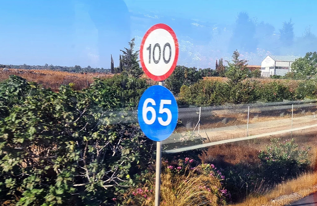 Maksymalnie 100 km/h ale nie mniej niż 65 km/h!