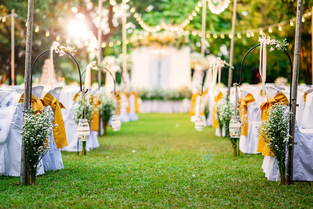 Ceremonia w otoczeniu przyrody na pewno zapadnie w pamięci weselnym gościom