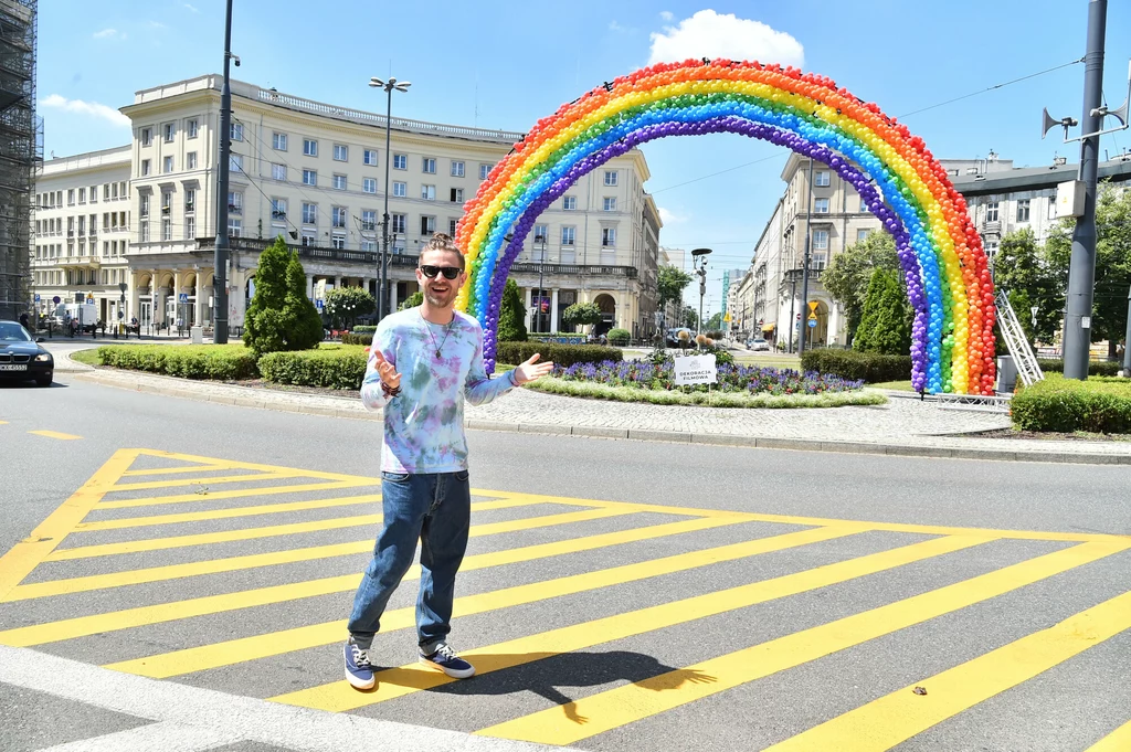 Antek Królikowski przy balonowej tęczy na placu Zbawiciela