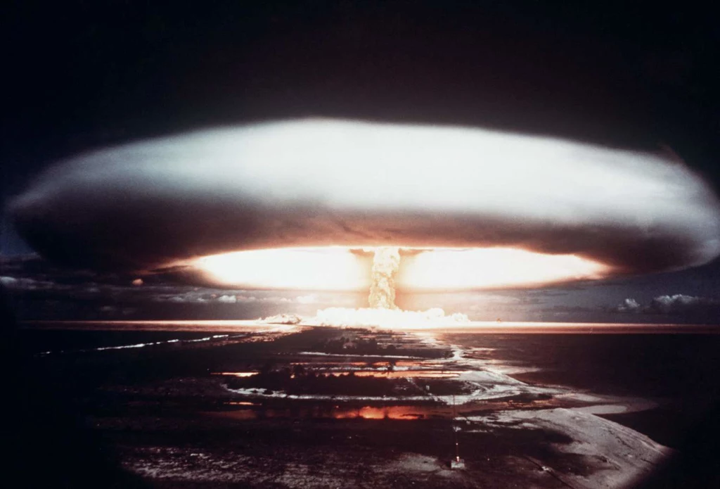 Test bomby atomowej na atolu Mururoa w 1971 r.