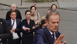 Donald Tusk, w tle Ewa Kopacz