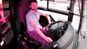 Kierowca stołecznego autobusu pozwolił schronić się mężczyźnie w pojeździe