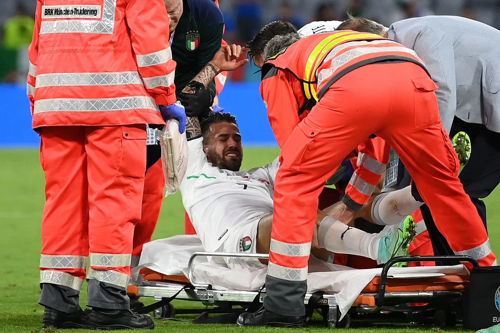 Leonardo Spinazzola odniósł groźną kontuzję w ćwierćfinałowym meczu z Belgią Leonardo Spinazzola odniósł groźną kontuzję w ćwierćfinałowym meczu z Belgią