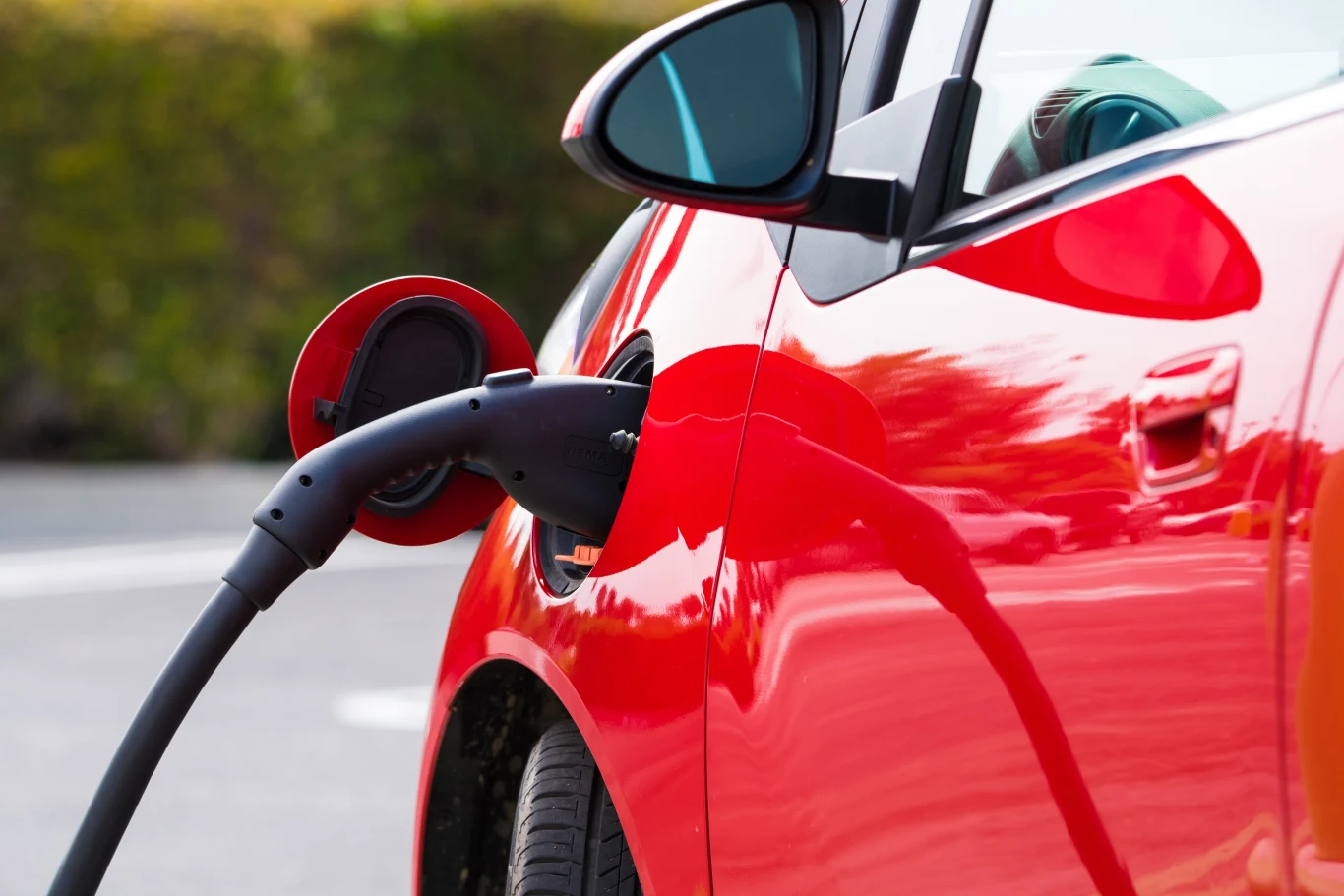 Autorzy projektu chcą, aby mieszkańcy domów wielorodzinnych również mogli ładować swoje auta w miejscu zamieszkania Autorzy projektu chcą, aby mieszkańcy domów wielorodzinnych również mogli ładować swoje auta w miejscu zamieszkania