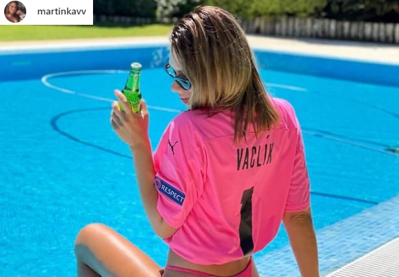 Żona czeskiego bramkarza mocni wspiera męża - kibicuje mu nawet w bikini Żona czeskiego bramkarza mocni wspiera męża - kibicuje mu nawet w bikini
