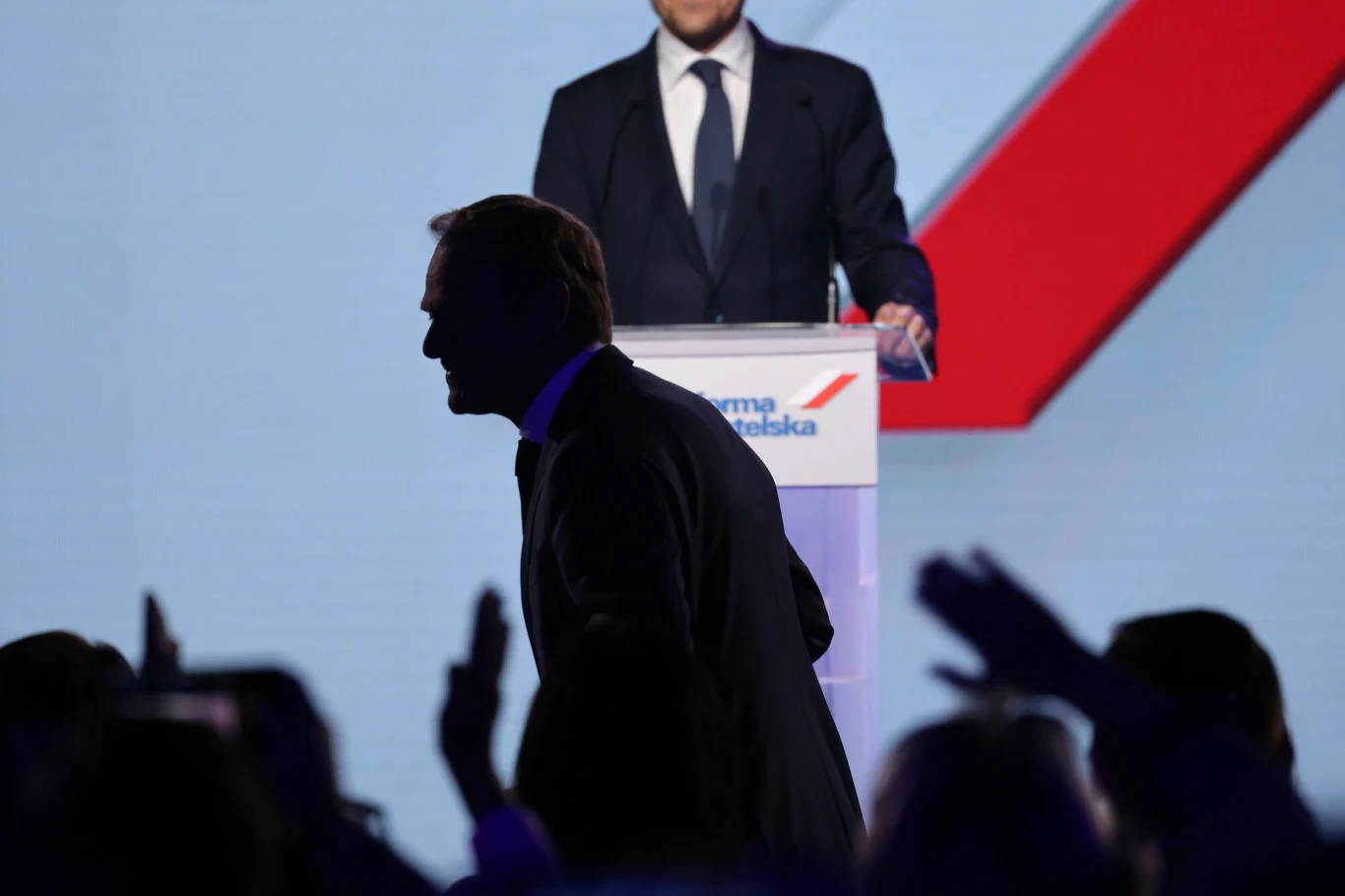 Tusk podkreślał, że nikt nie chce żyć w kraju, "w którym samotna matka wychowująca dziecko jest nikim, a tłusty partyjny aparatczyk w limuzynie jest wszystkim i stać go na wszystko" Tusk podkreślał, że nikt nie chce żyć w kraju, "w którym samotna matka wychowująca dziecko jest nikim, a tłusty partyjny aparatczyk w limuzynie jest wszystkim i stać go na wszystko"
