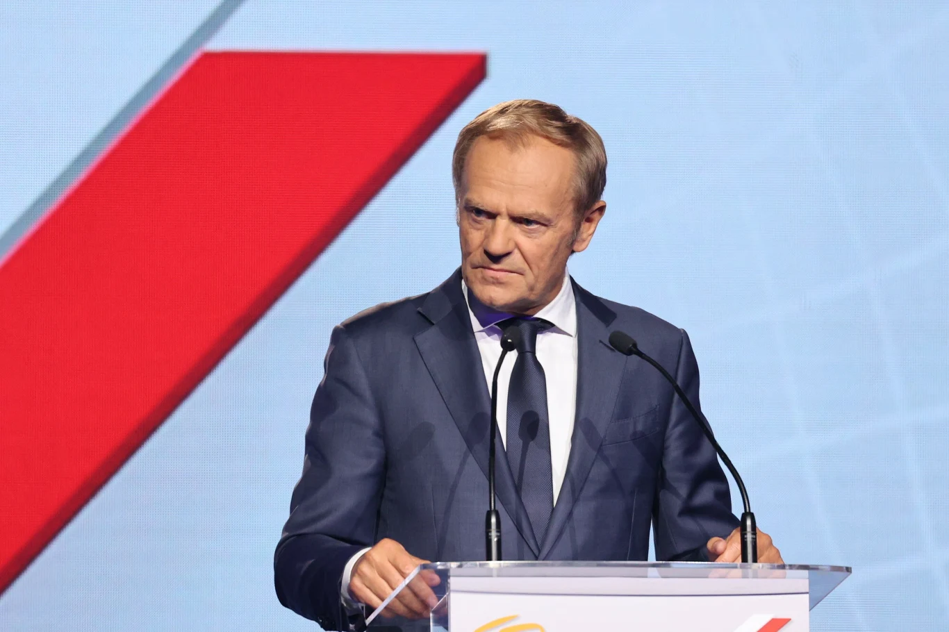 "Wróciłem" - to było pierwsze słowo, które wypowiedział Donald Tusk, gdy wszedł na trybunę podczas posiedzenia Rady Krajowej "Wróciłem" - to było pierwsze słowo, które wypowiedział Donald Tusk, gdy wszedł na trybunę podczas posiedzenia Rady Krajowej