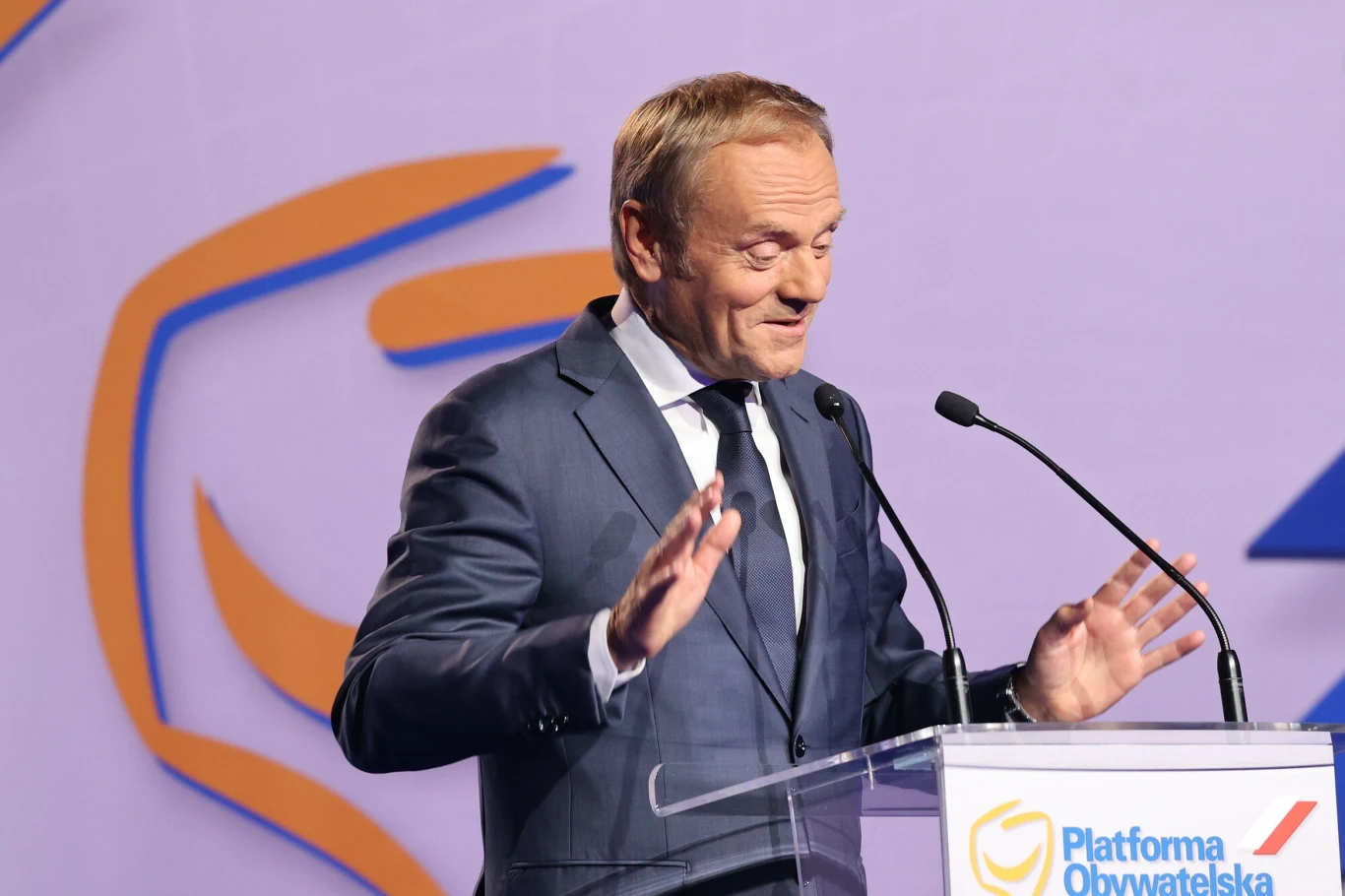 - Chcę wyraźnie powiedzieć, że mam swoje lata, naoglądałem się tej polityki, uczestniczę w niej od końca lat 70. Naprawdę jesteście unikatowym zespołem ludzi dobrej woli. Każdy ma ambicje, aspiracje, swoje przegrane i wygrane - podkreślał były premier - Chcę wyraźnie powiedzieć, że mam swoje lata, naoglądałem się tej polityki, uczestniczę w niej od końca lat 70. Naprawdę jesteście unikatowym zespołem ludzi dobrej woli. Każdy ma ambicje, aspiracje, swoje przegrane i wygrane - podkreślał były premier