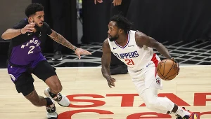 Jalen Harris (z lewej) na parkietach NBA pojawi się znowu najwcześniej za rok