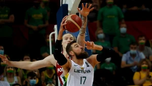 Balcerowski (z tyłu), Valanciunas (na pierwszym planie)