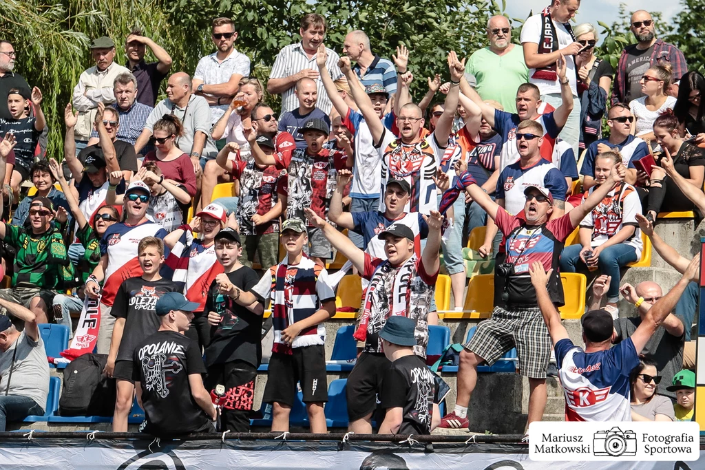 Kibice gotowi do niesienia dopingu swoim zawodnikom Kibice gotowi do niesienia dopingu swoim zawodnikom
