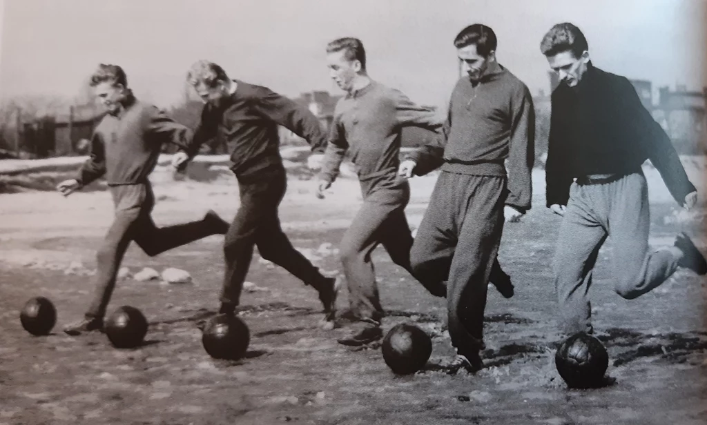 Trening piłkarzy Ruchu Chorzów. Od lewej pozują do zdjęcia: Norbert Bochenek, Józef Pohl, Eugeniusz Lerch, Gerard Cieślik, Hubert Pala Trening piłkarzy Ruchu Chorzów. Od lewej pozują do zdjęcia: Norbert Bochenek, Józef Pohl, Eugeniusz Lerch, Gerard Cieślik, Hubert Pala