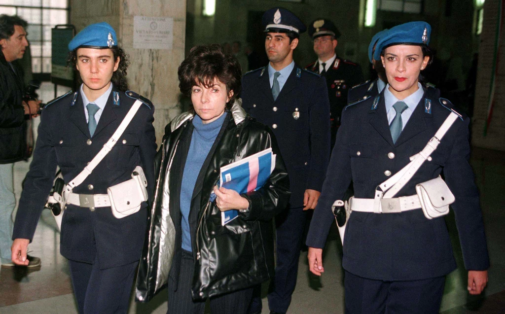 Rok 1998. Patrizia Reggiani jest eskortowana przez policjantki, gdy opuszcza mediolański sąd