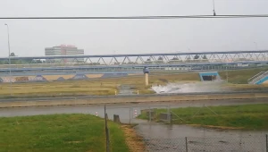 Woda zalała węzeł Marynarska w Warszawie