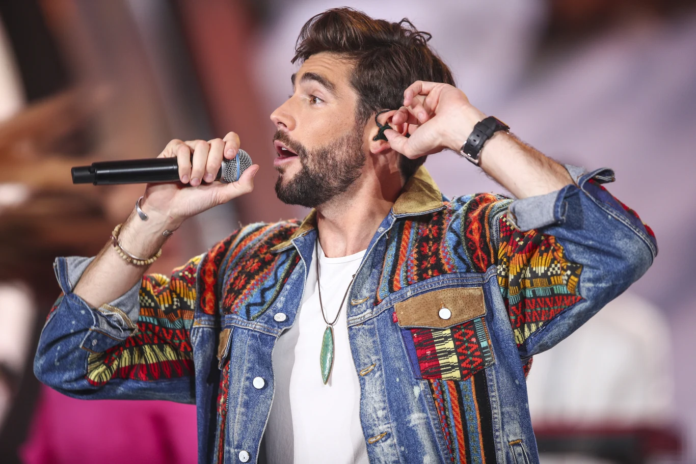Alvaro Soler ma na koncie takie hity, jak "El Mismo Sol" czy "La Cintura" oraz dwa albumy studyjne: "Etern Agosto" z 2015 i "Mar de Colores" z 2018. 