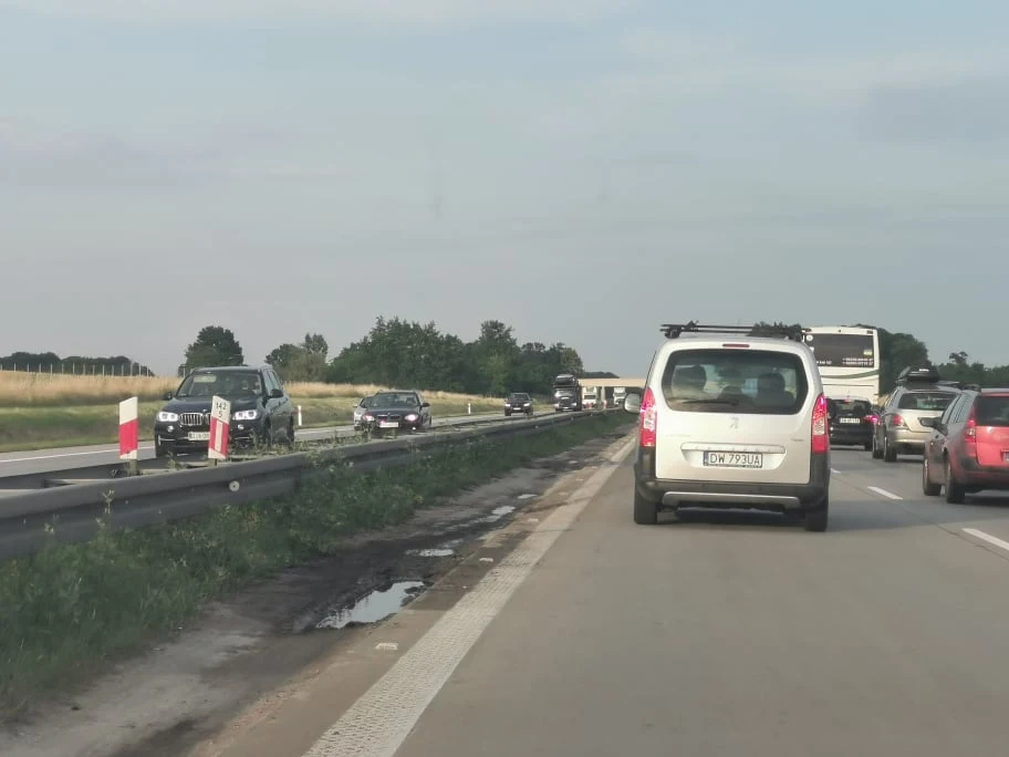 Takie kałuże na pasie oddzielającym to poważne zagrożenie dla kierowców Takie kałuże na pasie oddzielającym to poważne zagrożenie dla kierowców
