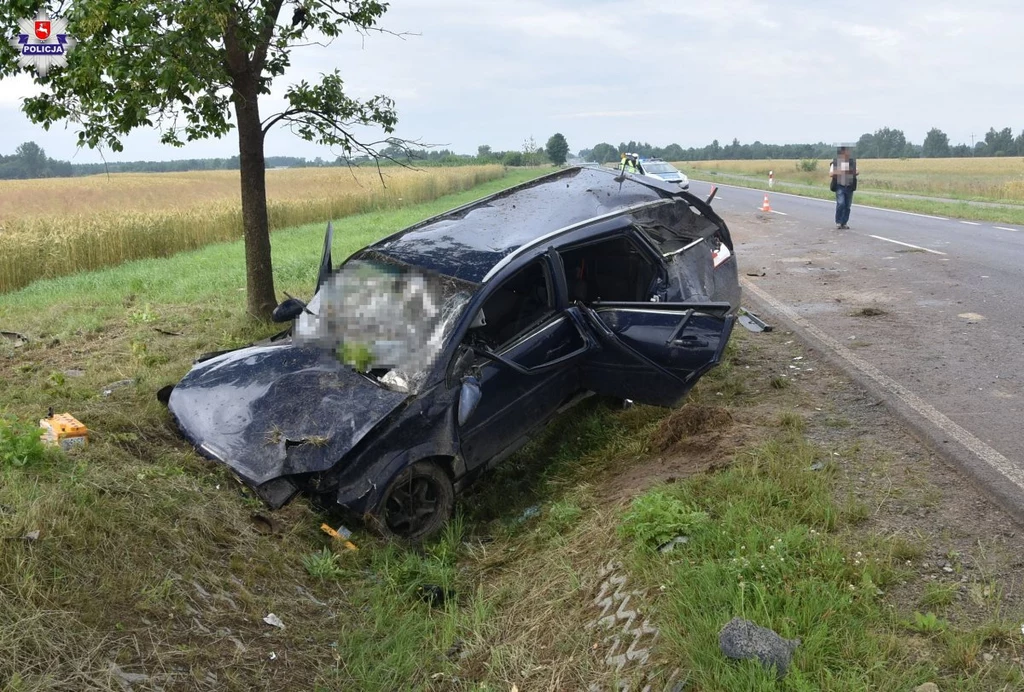 Kierowca tego samochodu z nieznanych przyczyn zjechał z drogi i uderzył w przepust i drzewo. Zginął na miejscu