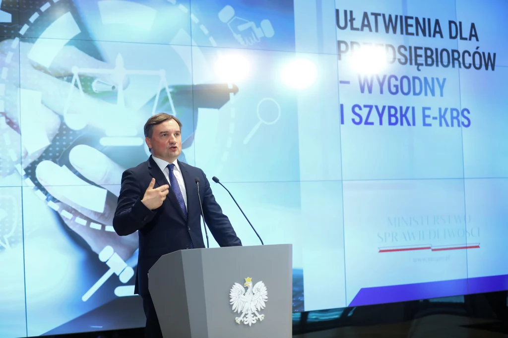 Minister sprawiedliwości, prokurator generalny Zbigniew Ziobro podczas konferencji prasowej nt. "Ułatwienia dla przedsiębiorców – szybki i sprawny e-KRS"