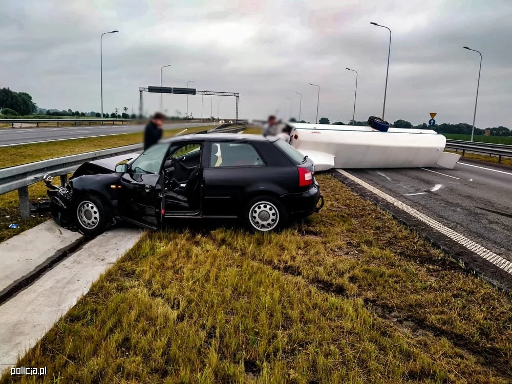 Audi uderzyło w bariery, przyczepa z szybowcem się wywróciła...