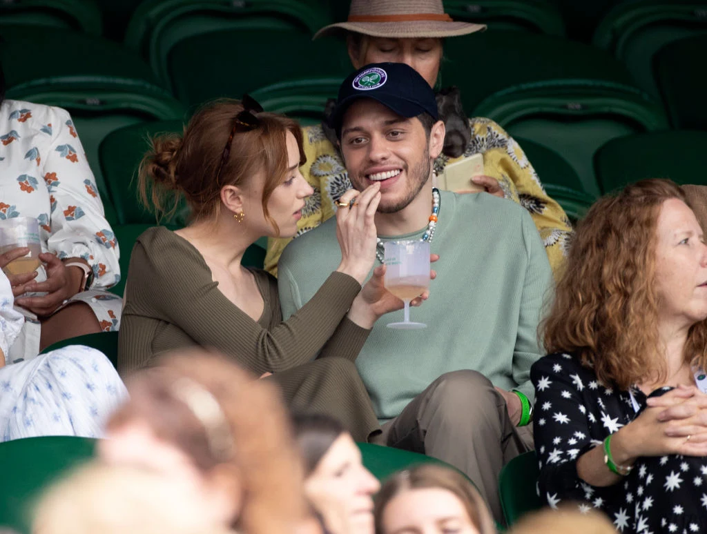 Gwiazda "Bridgertonów" na randce z Petem Davidsonem Gwiazda "Bridgertonów" na randce z Petem Davidsonem