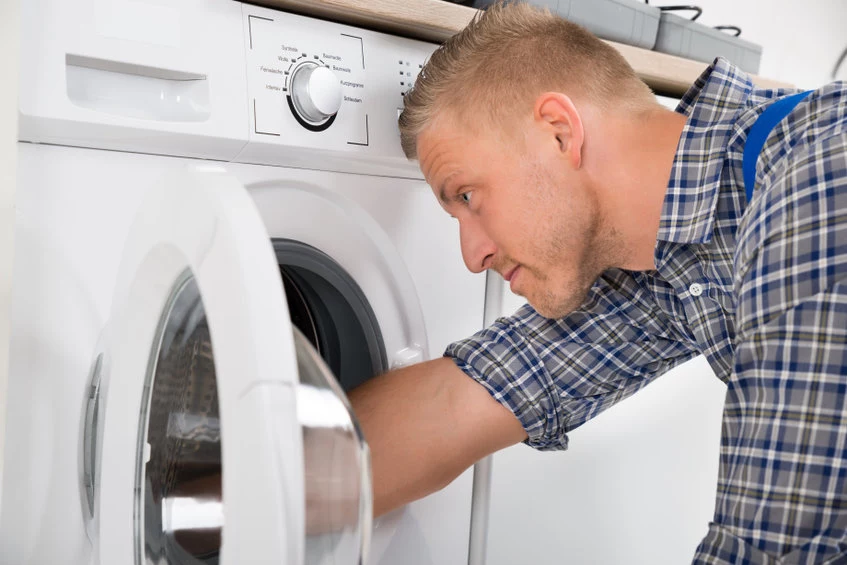 Brzydki zapach w pralce może być wynikiem brudu i kamienia w jej wnętrzu
