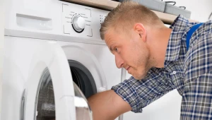 Pralka przestała wirować? Nie musisz wzywać hydraulika, rozwiążesz ten problem samodzielnie