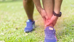 Zwichnięcie to powszechny uraz; nie myl go ze skręceniem