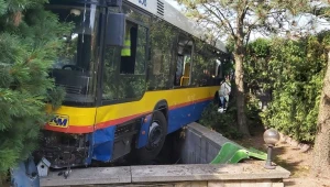 Autobus wjechał na teren posesji