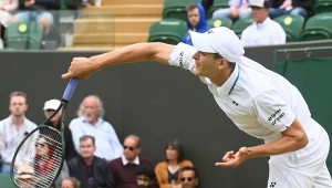 Wimbledon. Mecz Huberta Hurkacza z Daniiłem Miedwiediewiem przerwany i będzie dokończony we wtorek