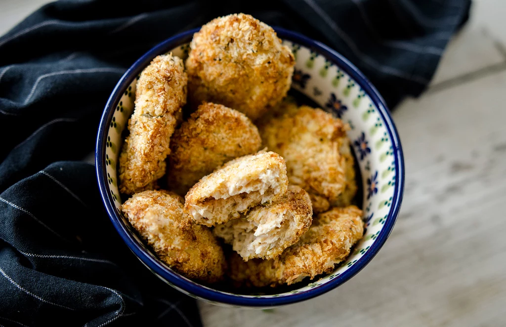 Nuggetsy z kurczaka to szybkie, pyszne danie, które wymaga bardzo mało zachodu