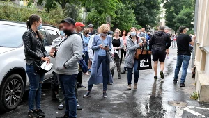 Na zdjęciu: kolejka do punktu szczepień w pasażu Schillera w Łodzi, otwartego w ramach akcji "Zaszczep się na Piotrkowskiej"