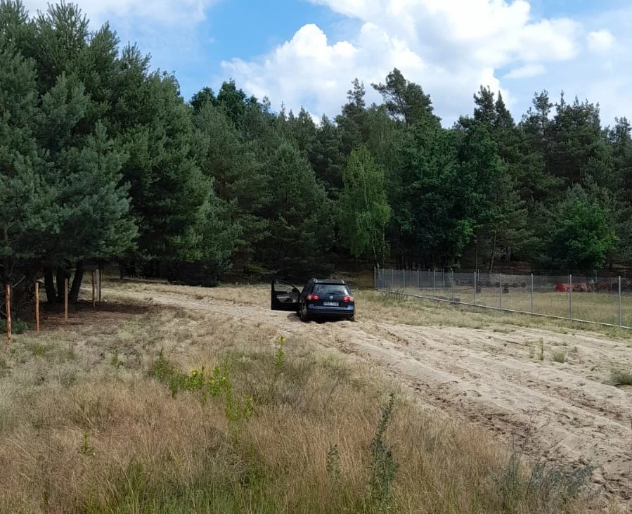 Pijany kierowca porzucił auto i usiłował uciec pieszo