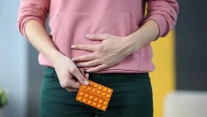 Ból w podbrzuszu to główny objaw zapalenia przydatków; leczenie opiera się na antybiotykoterapii