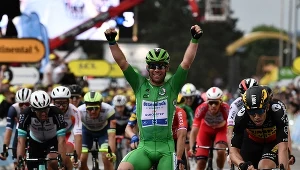 Mark Cavendish (w zielonej koszulce) jest o krok od rekordu Merckxa