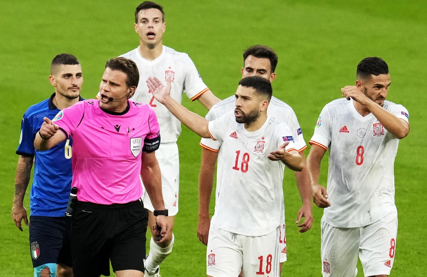 Sędzia Felix Brych z piłkarzami Sędzia Felix Brych z piłkarzami