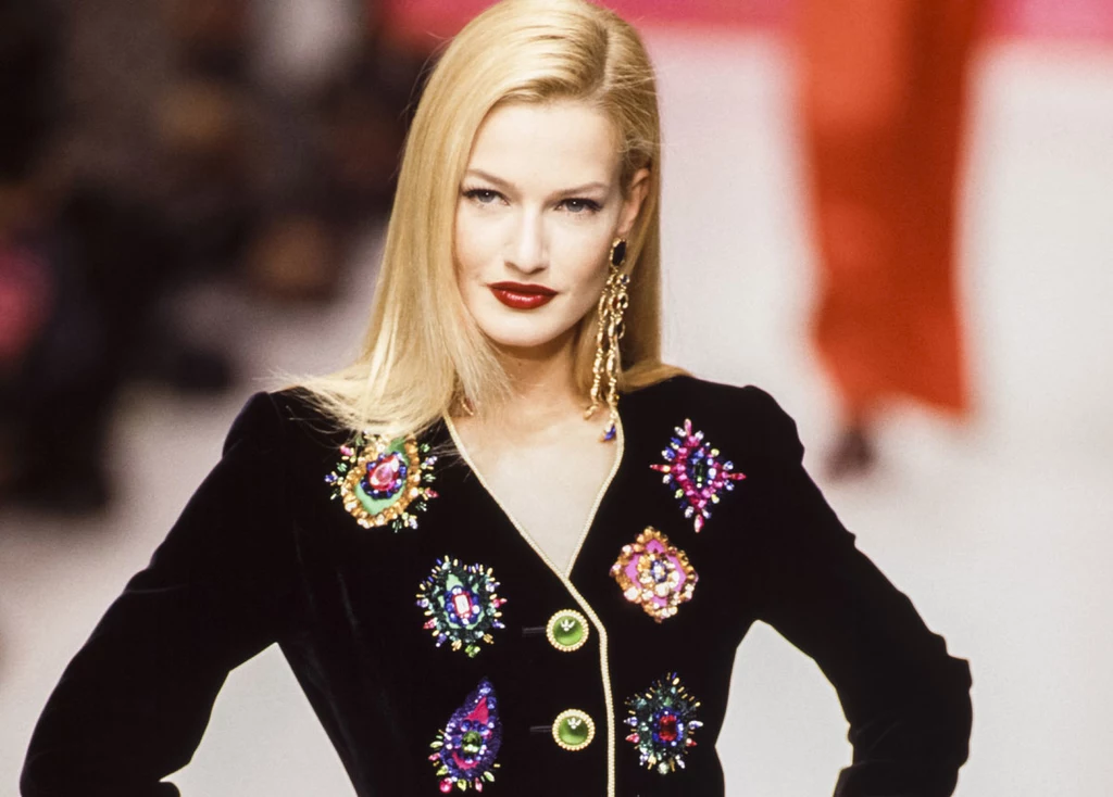 Karen Mulder podczas pokazu Yves Saint-Laurent w 1995 roku