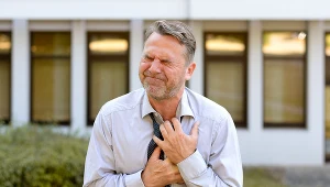 Charakterystyczny przy zawale serca jest trwający zwykle około 20 minut ból (czasem bardzo silny), pieczenie lub ucisk za mostkiem 