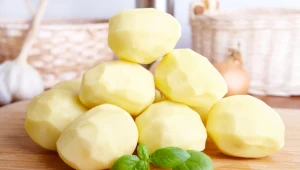 Posyp ziemniaka solą i natrzyj. Efekt totalnie cię zaskoczy