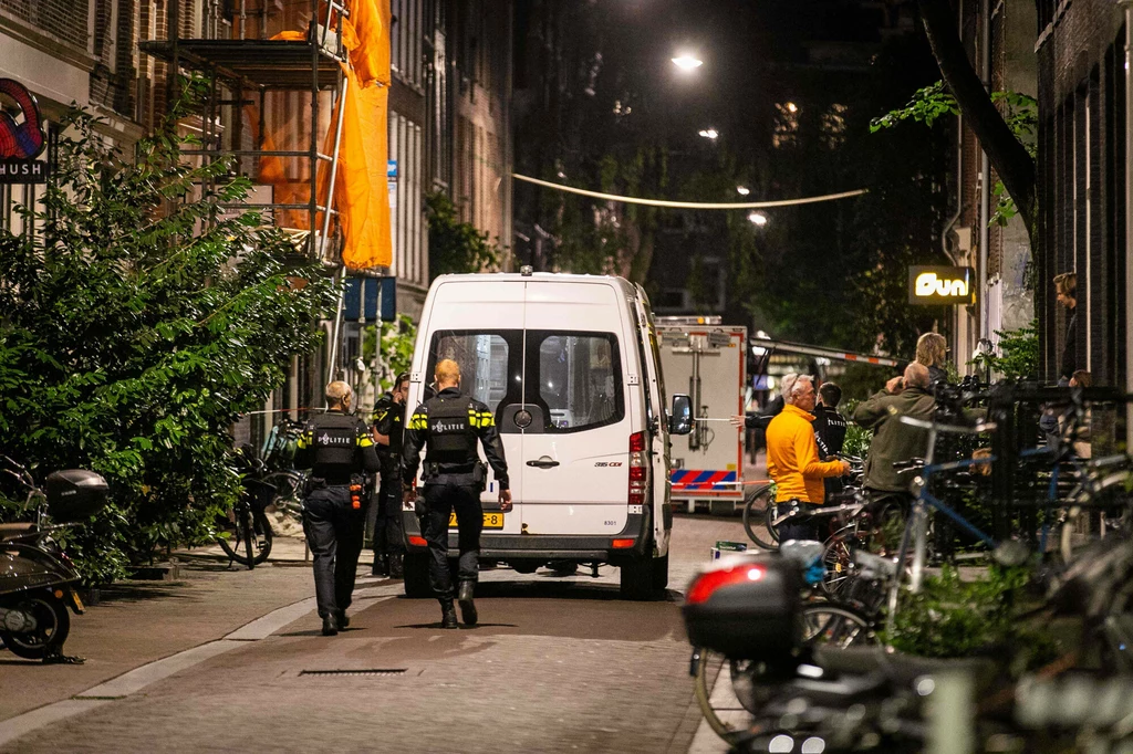 Reporter kryminalny Peter R. de Vries został postrzelony we wtorek w Amsterdamie. Dziennikarz został zaatakowany wkrótce po opuszczeniu studia telewizyjnego RTL4, gdzie uczestniczył w programie Boulevard. Wiadomo już, że około godz. 19.30 policja otrzymała raport o strzelaninie przy ulicy Lange Leidsedwarsstraat, niedaleko placu Leidseplain. Właśnie w tym czasie zakończył się program, w którym uczestniczył reporter. Reporter kryminalny Peter R. de Vries został postrzelony we wtorek w Amsterdamie. Dziennikarz został zaatakowany wkrótce po opuszczeniu studia telewizyjnego RTL4, gdzie uczestniczył w programie Boulevard. Wiadomo już, że około godz. 19.30 policja otrzymała raport o strzelaninie przy ulicy Lange Leidsedwarsstraat, niedaleko placu Leidseplain. Właśnie w tym czasie zakończył się program, w którym uczestniczył reporter.