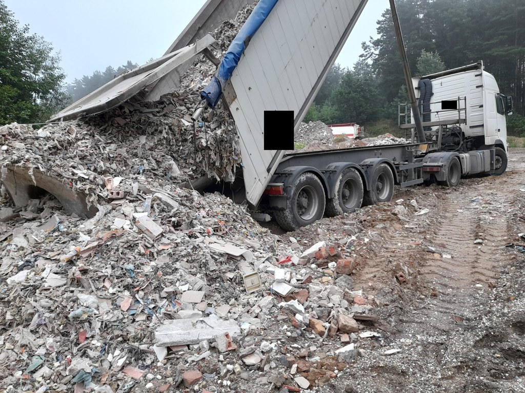 Nielegalne składowisko śmieci w Makówcu Dużym.