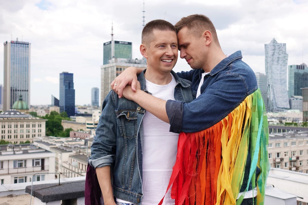 Jakub i Dawid w teledysku "Inni" Jakub i Dawid w teledysku "Inni"