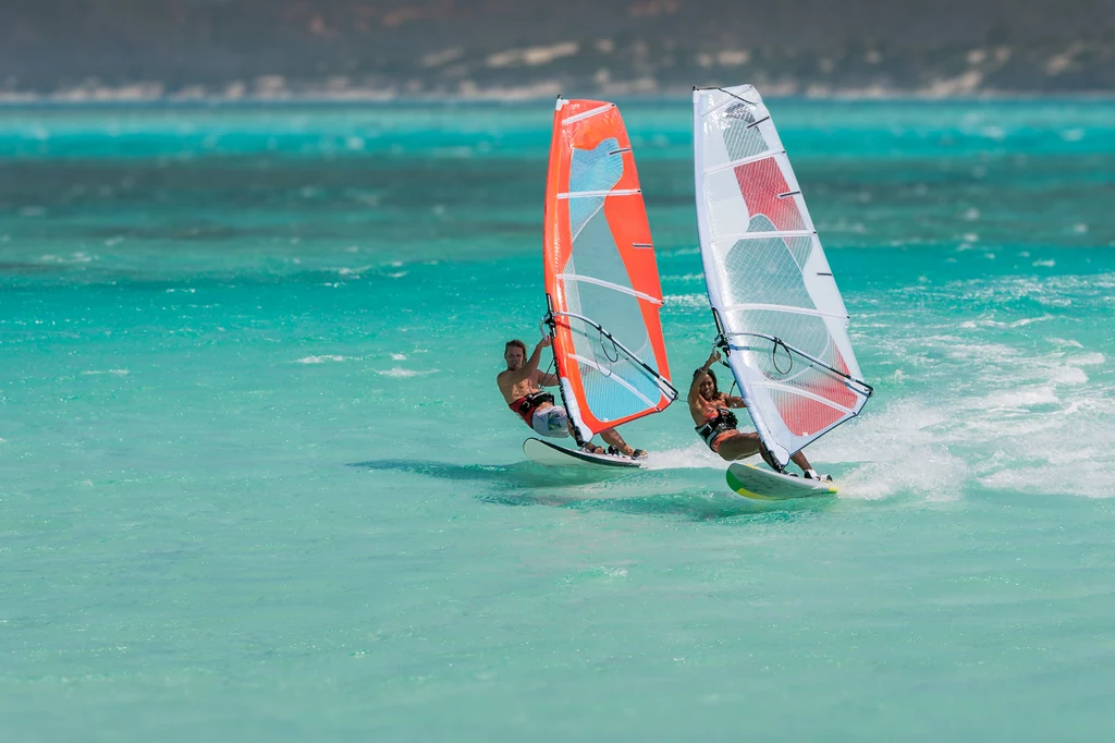 Znudziło ci się bieganie, a chcesz zadbać o formę na wakacjach? Jeśli wypoczywasz nad morzem, lekcje windsurfningu mogą okazać się strzałem w dziesiątkę! 