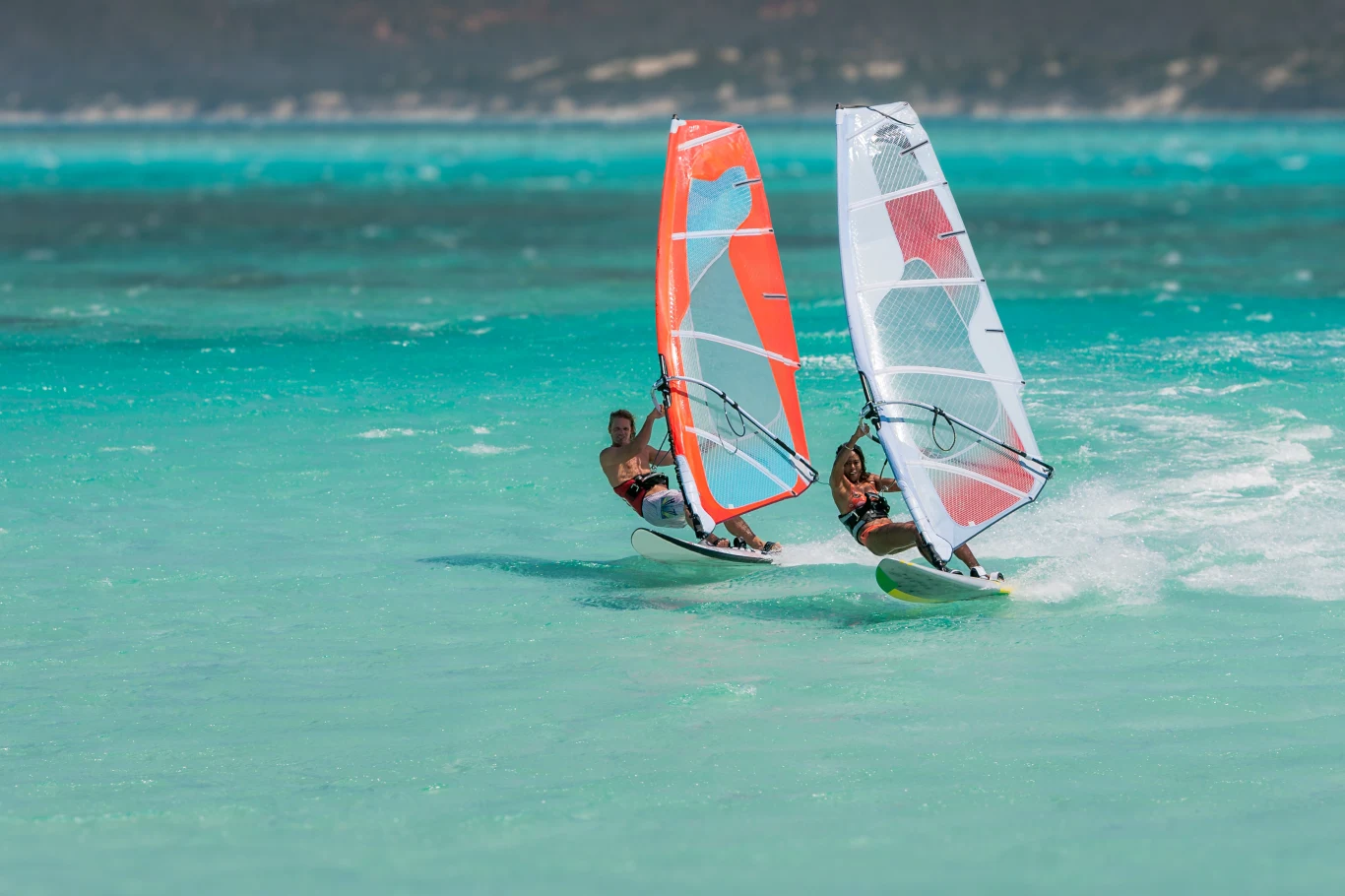 Znudziło ci się bieganie, a chcesz zadbać o formę na wakacjach? Jeśli wypoczywasz nad morzem, lekcje windsurfningu mogą okazać się strzałem w dziesiątkę! Znudziło ci się bieganie, a chcesz zadbać o formę na wakacjach? Jeśli wypoczywasz nad morzem, lekcje windsurfningu mogą okazać się strzałem w dziesiątkę!