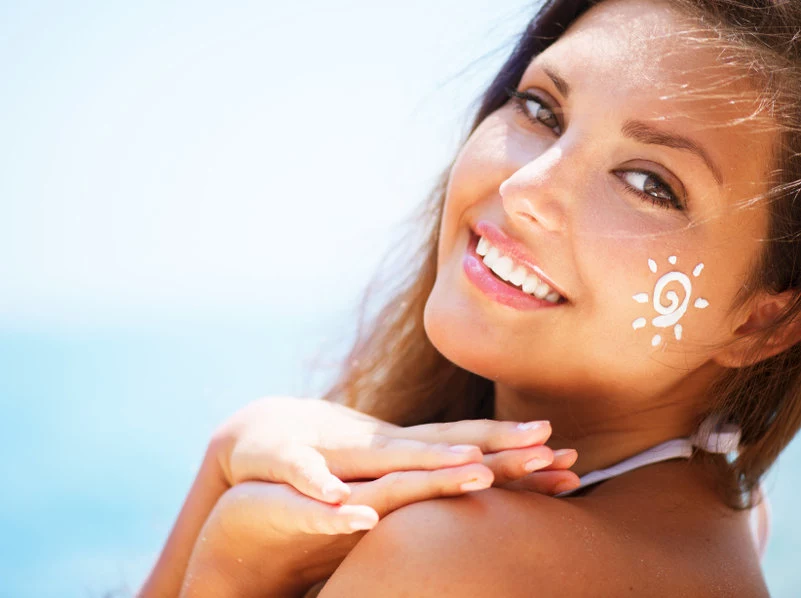 Działanie promieni słonecznych podrażnia skórę i przyspiesza procesy starzenia