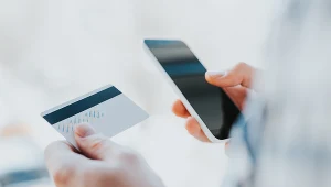 Opłata za kartę płatniczą w banku. Ile ściąga PKO BP, a ile Santander?